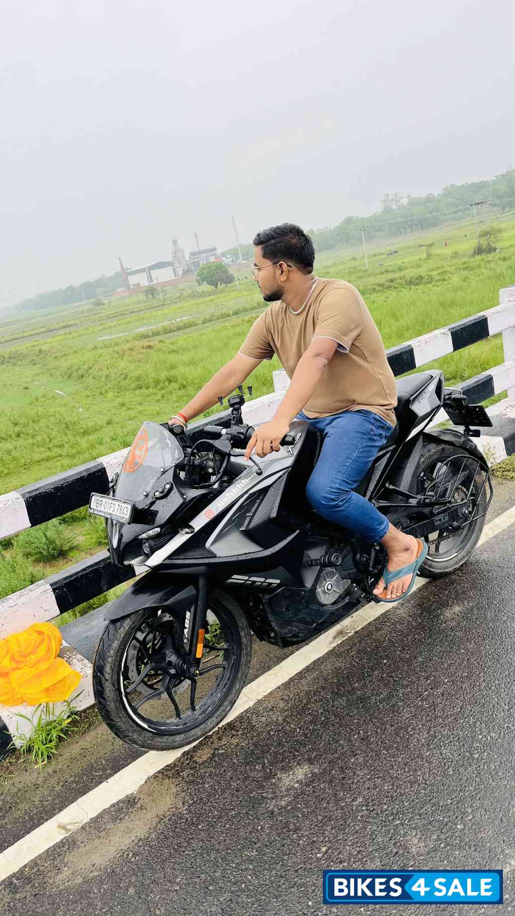 Bajaj Pulsar RS 200 ABS