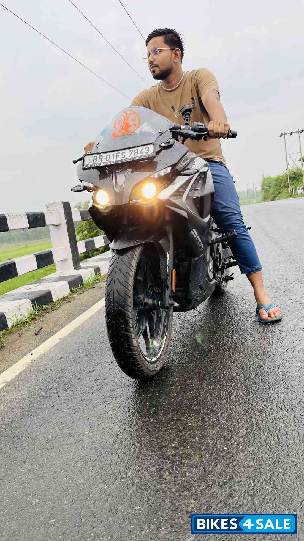 Bajaj Pulsar RS 200 ABS