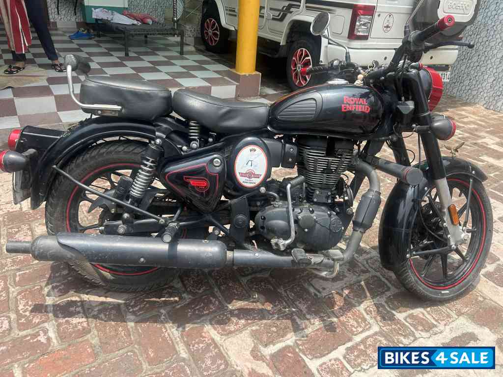 Royal Enfield Classic Stealth Black