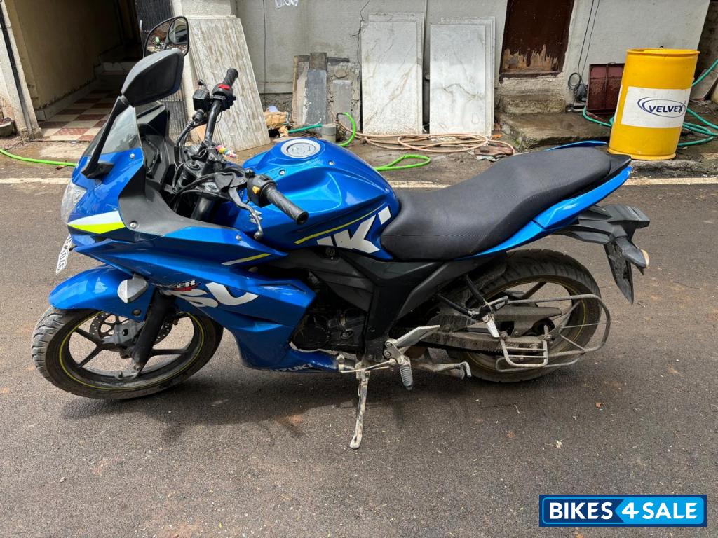 Blue Suzuki Gixxer 150