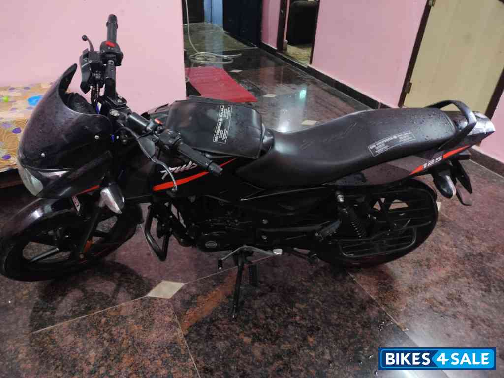 Black Bajaj Pulsar 125