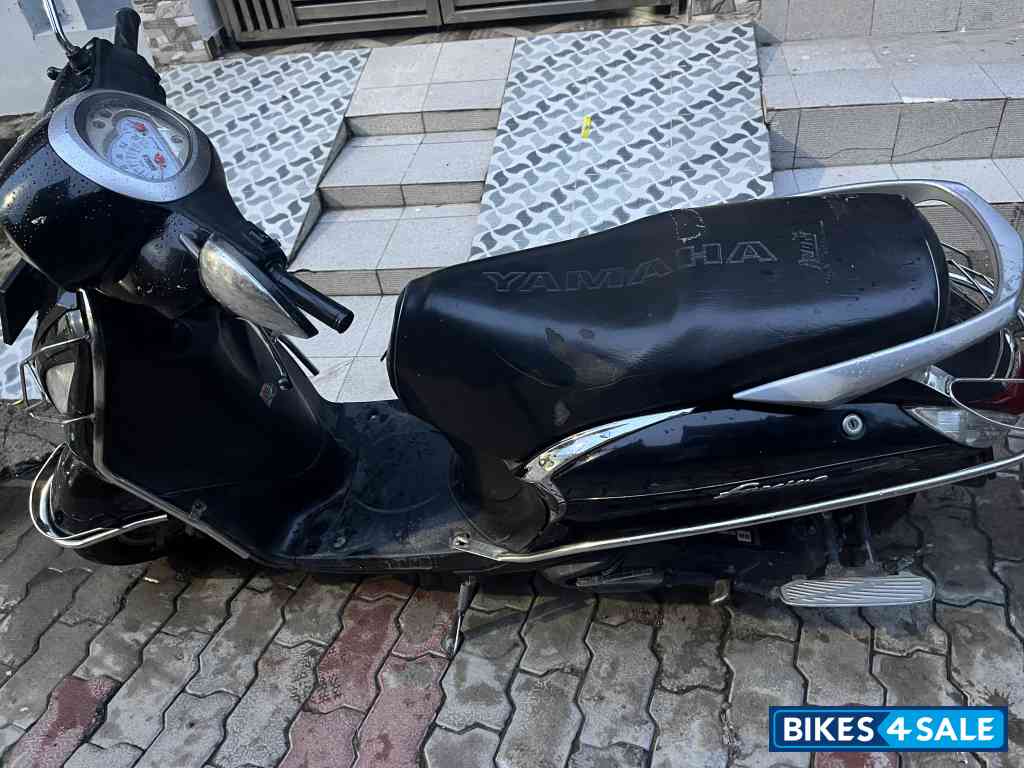 Black Yamaha Fascino