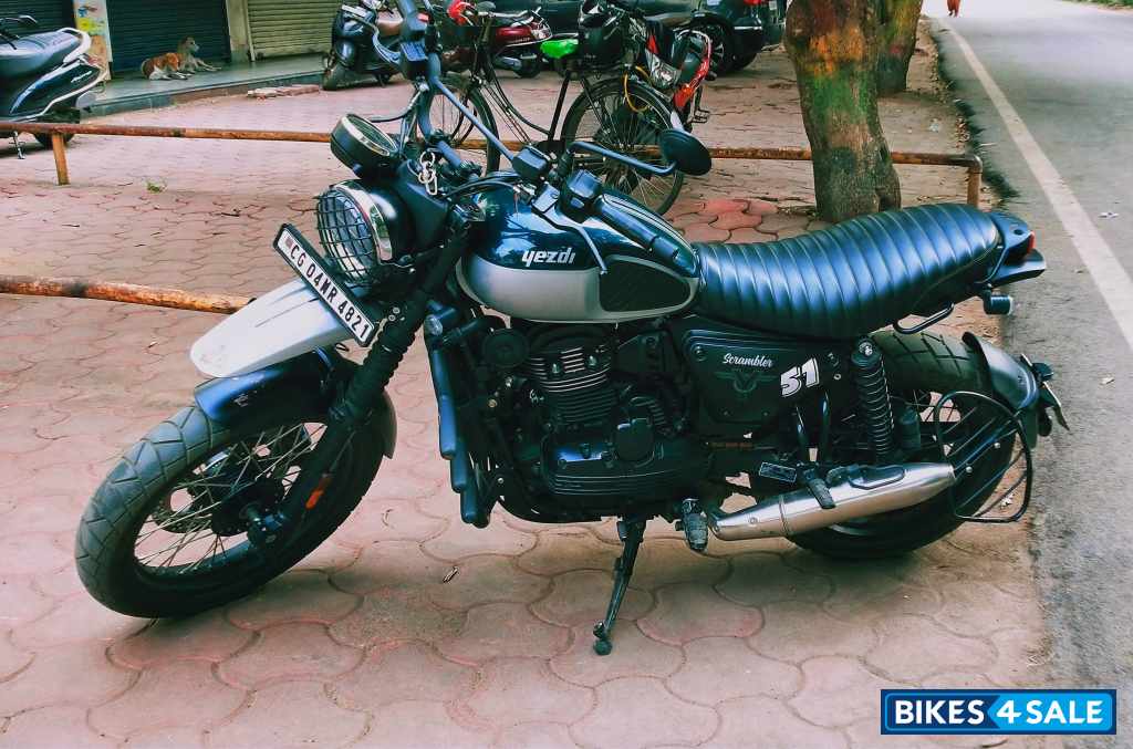 Yezdi Scrambler Dual Tone