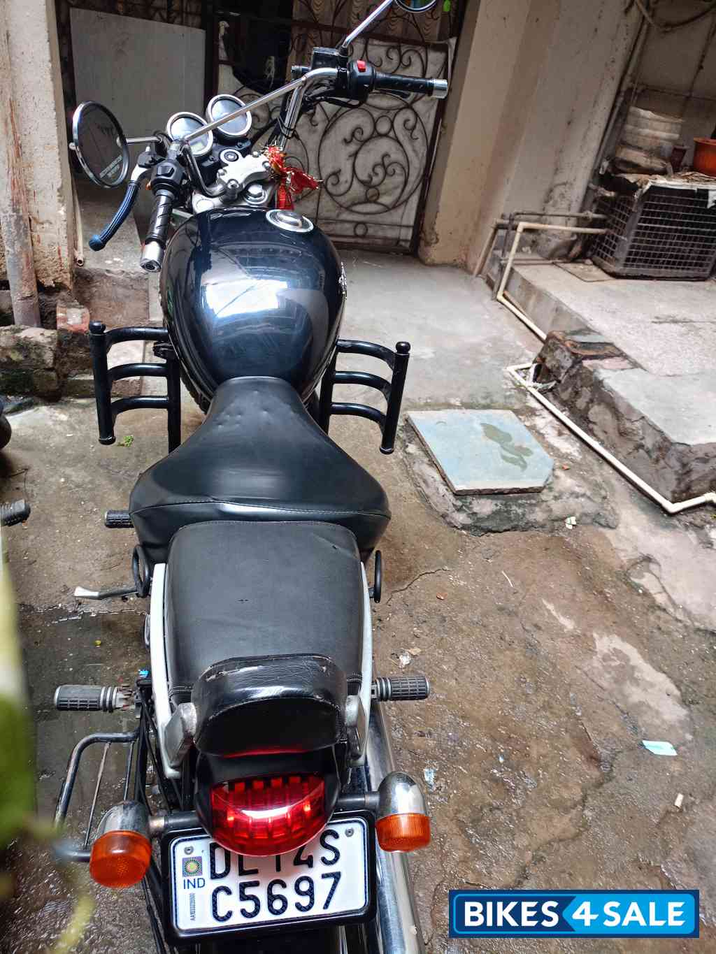 Black Royal Enfield Thunderbird 500