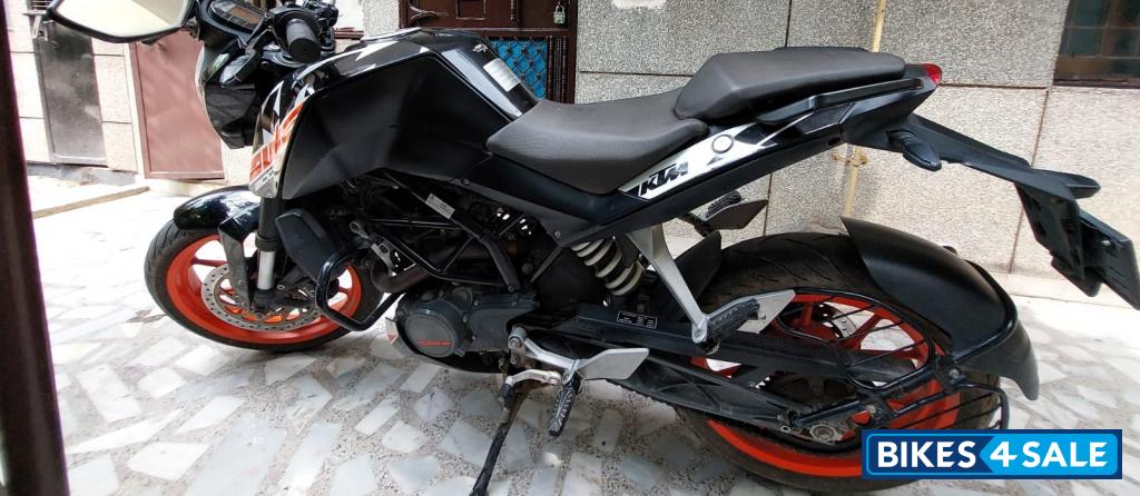 Ebony Black Met KTM Duke 200 ABS