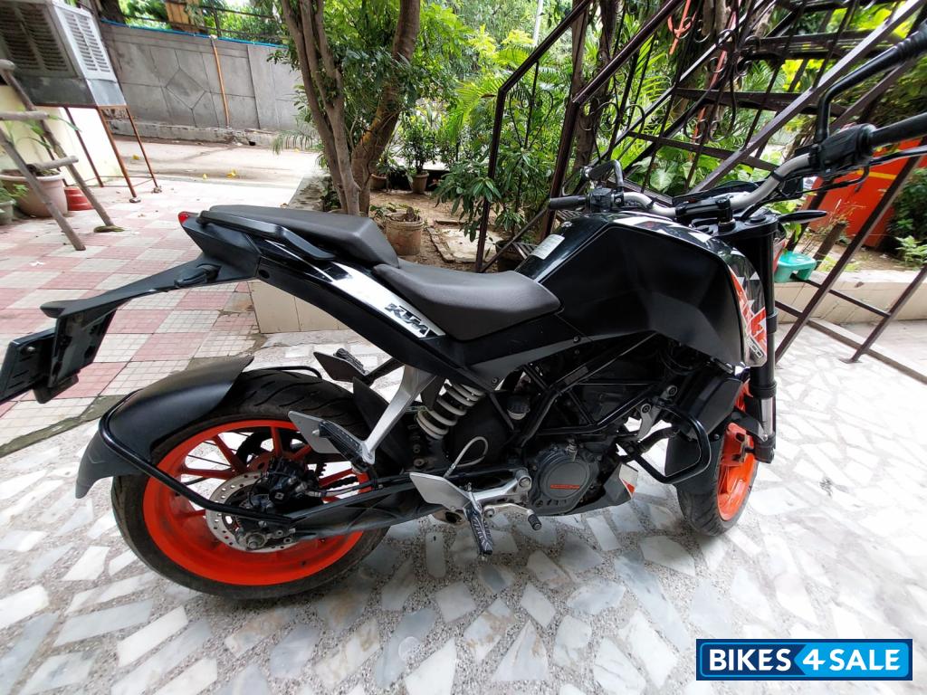Ebony Black Met KTM Duke 200 ABS
