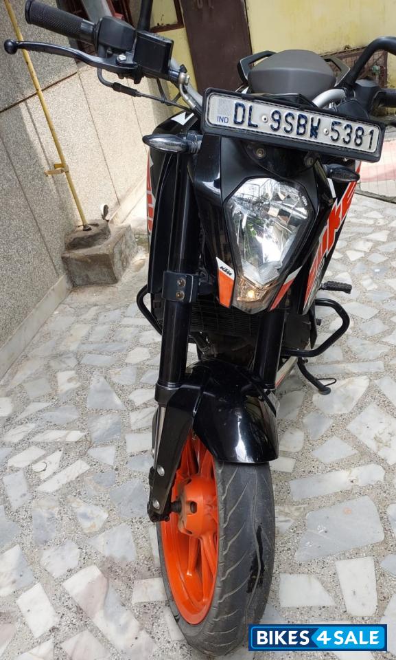 Ebony Black Met KTM Duke 200 ABS