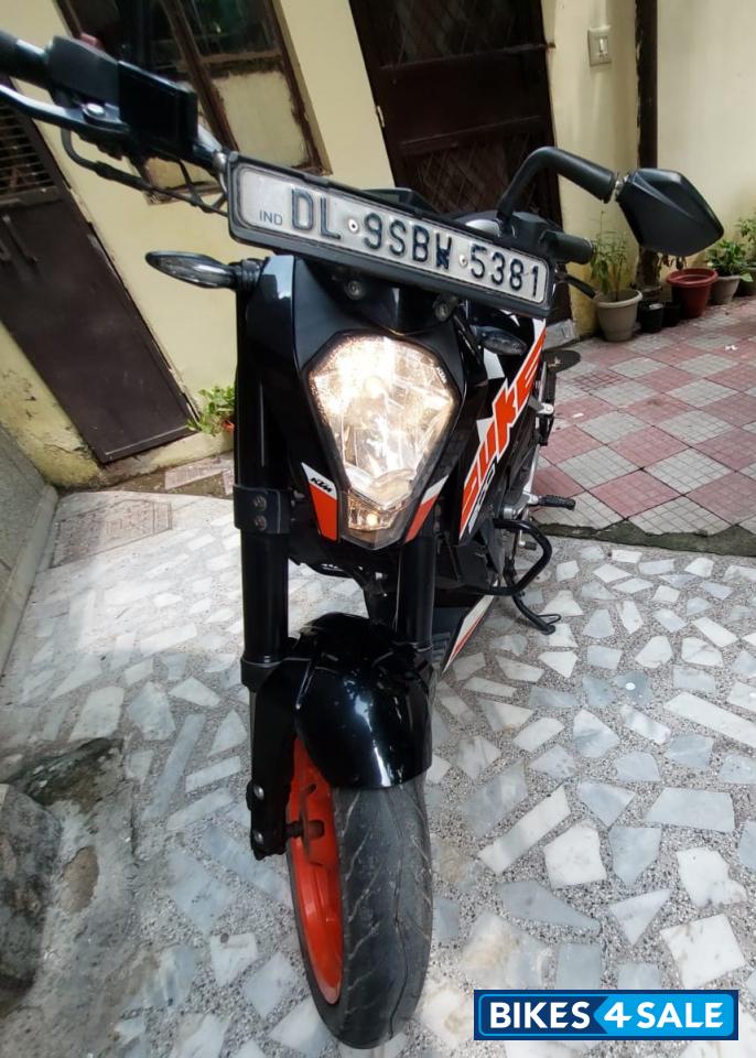 Ebony Black Met KTM Duke 200 ABS