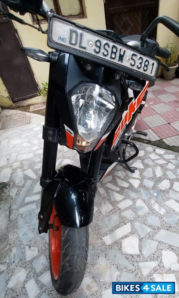 Ebony Black Met KTM Duke 200 ABS