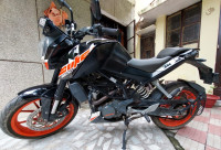 Ebony Black Met KTM Duke 200 ABS