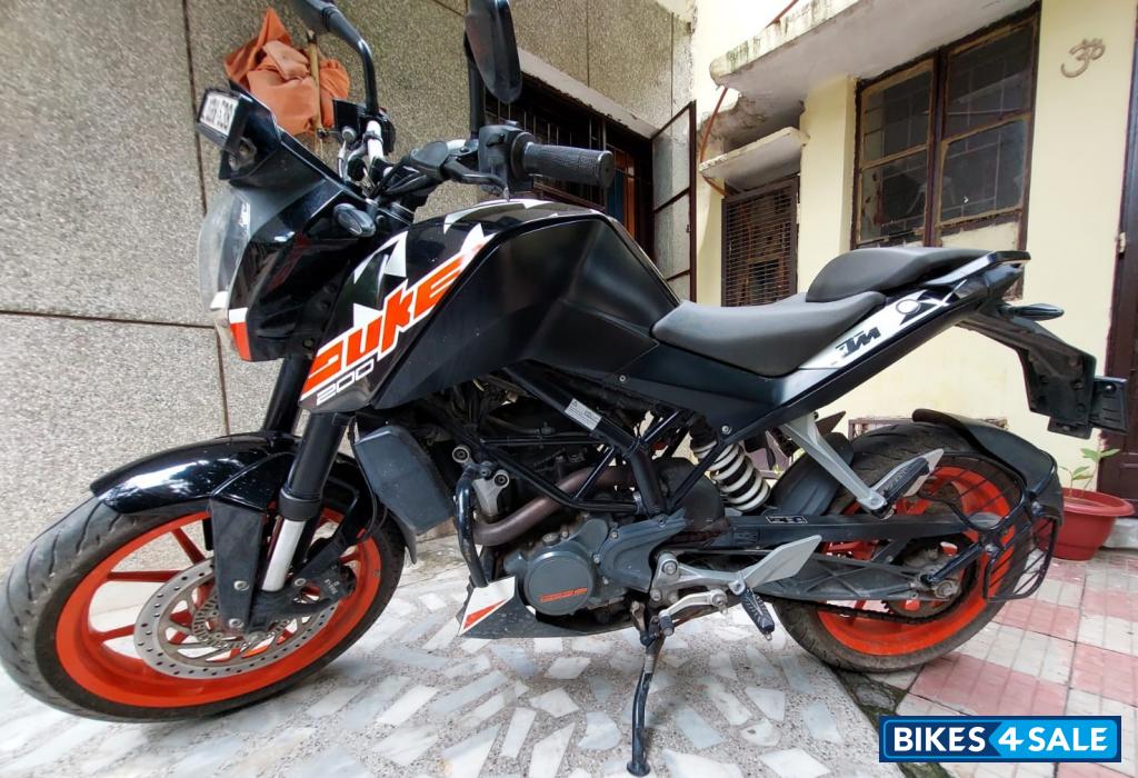 Ebony Black Met KTM Duke 200 ABS