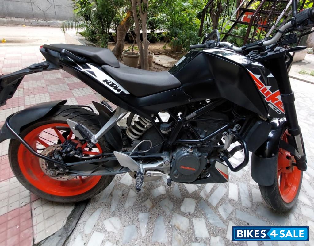 Ebony Black Met KTM Duke 200 ABS
