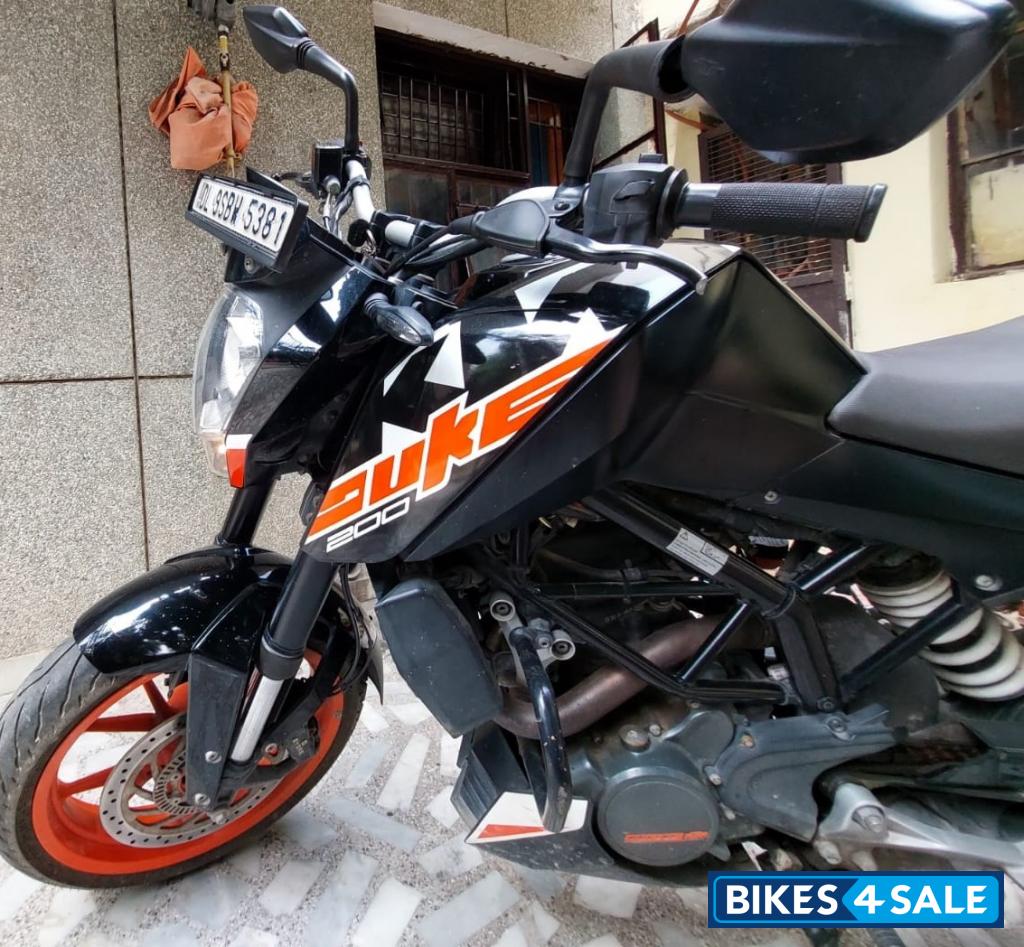 Ebony Black Met KTM Duke 200 ABS