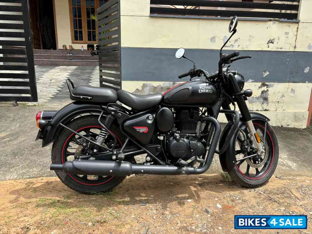 Dark Stealth Black Royal Enfield Classic 350 Dual Channel BS6