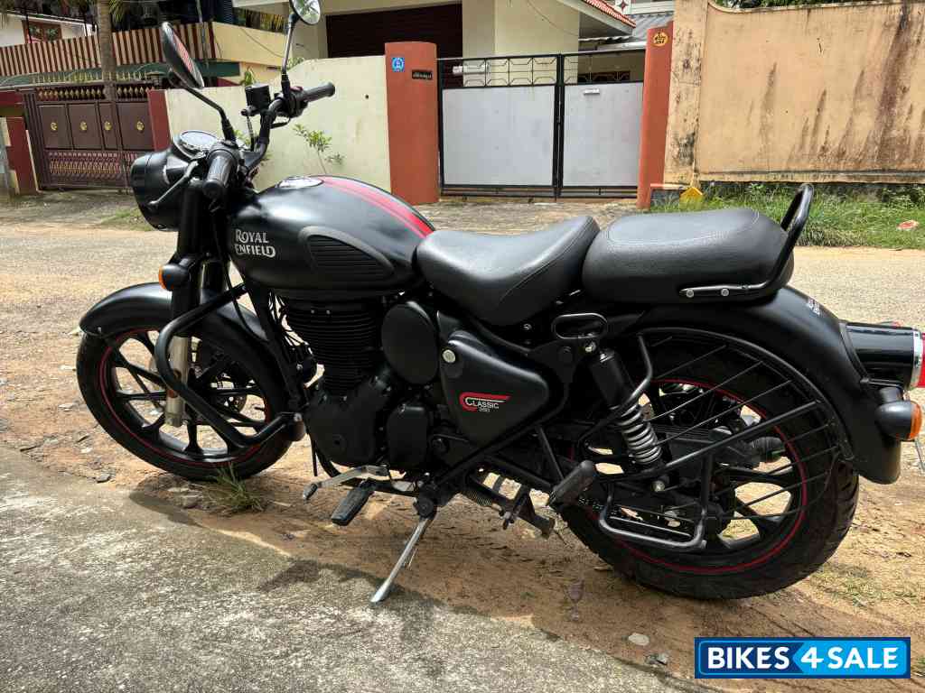 Dark Stealth Black Royal Enfield Classic 350 Dual Channel BS6