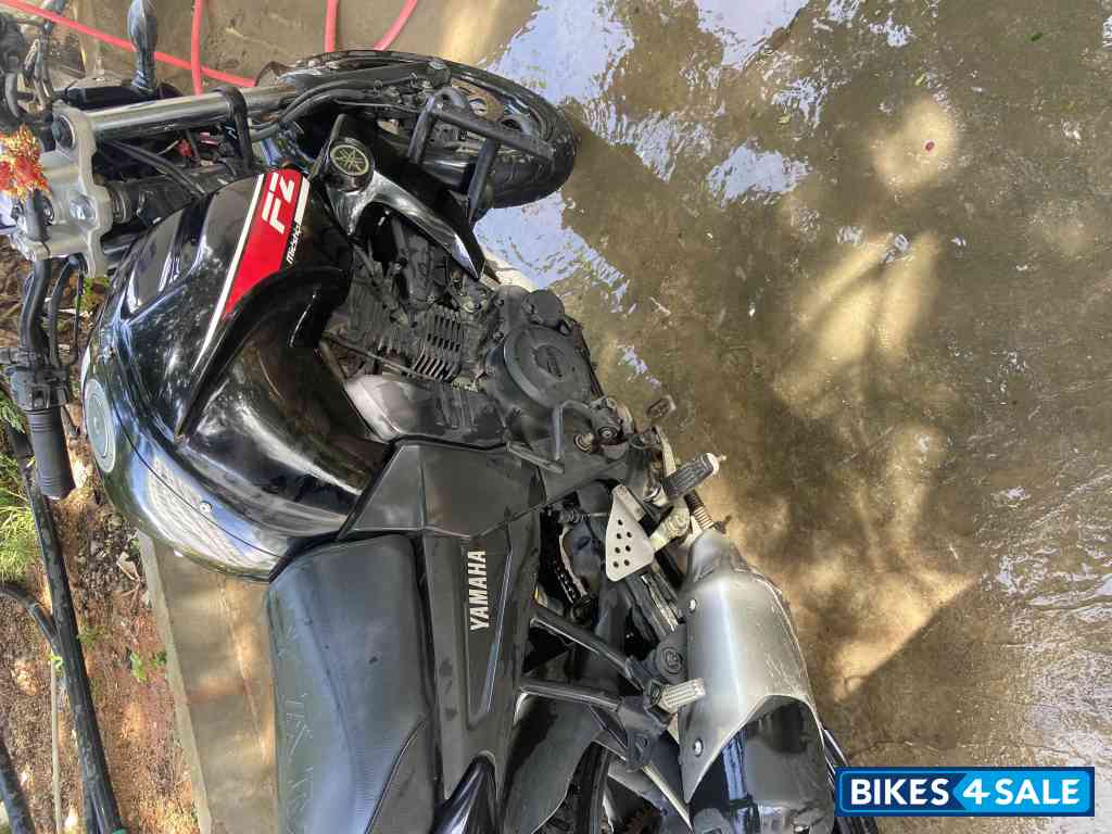 Black Yamaha FZ16