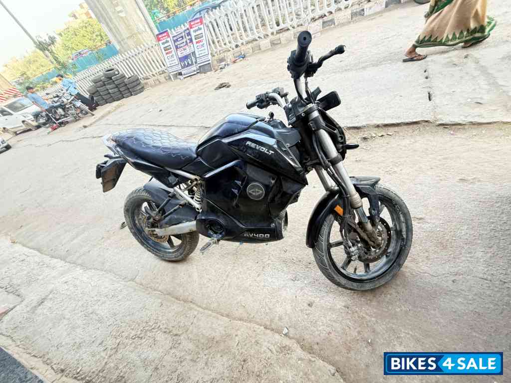 Revolt RV 400