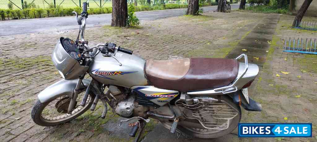 Silver Yamaha Crux R