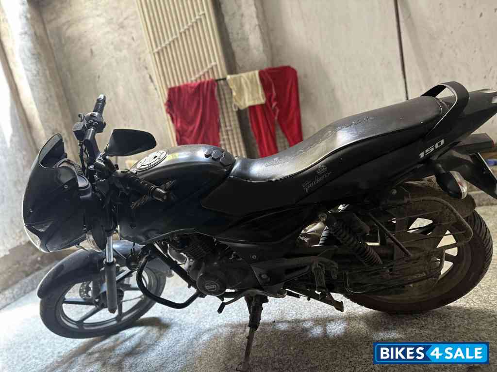 Black Bajaj Pulsar 150