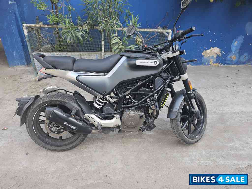 Grey Husqvarna Svartpilen 250 2020