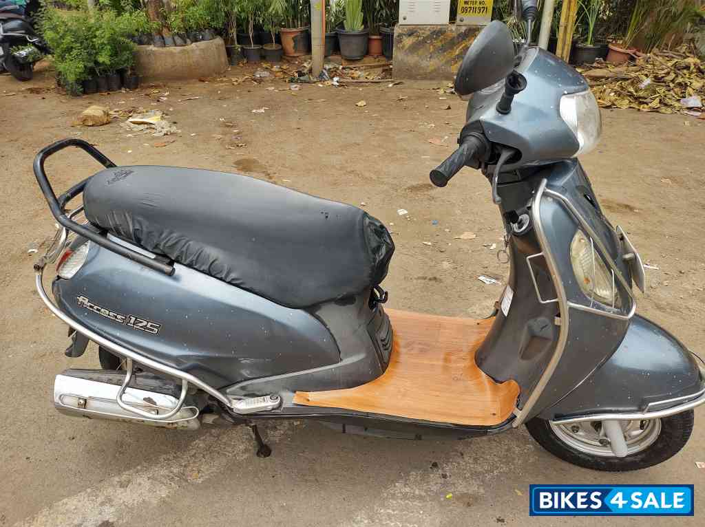 Grey Suzuki Access 125 Grey Suzuki Access 125