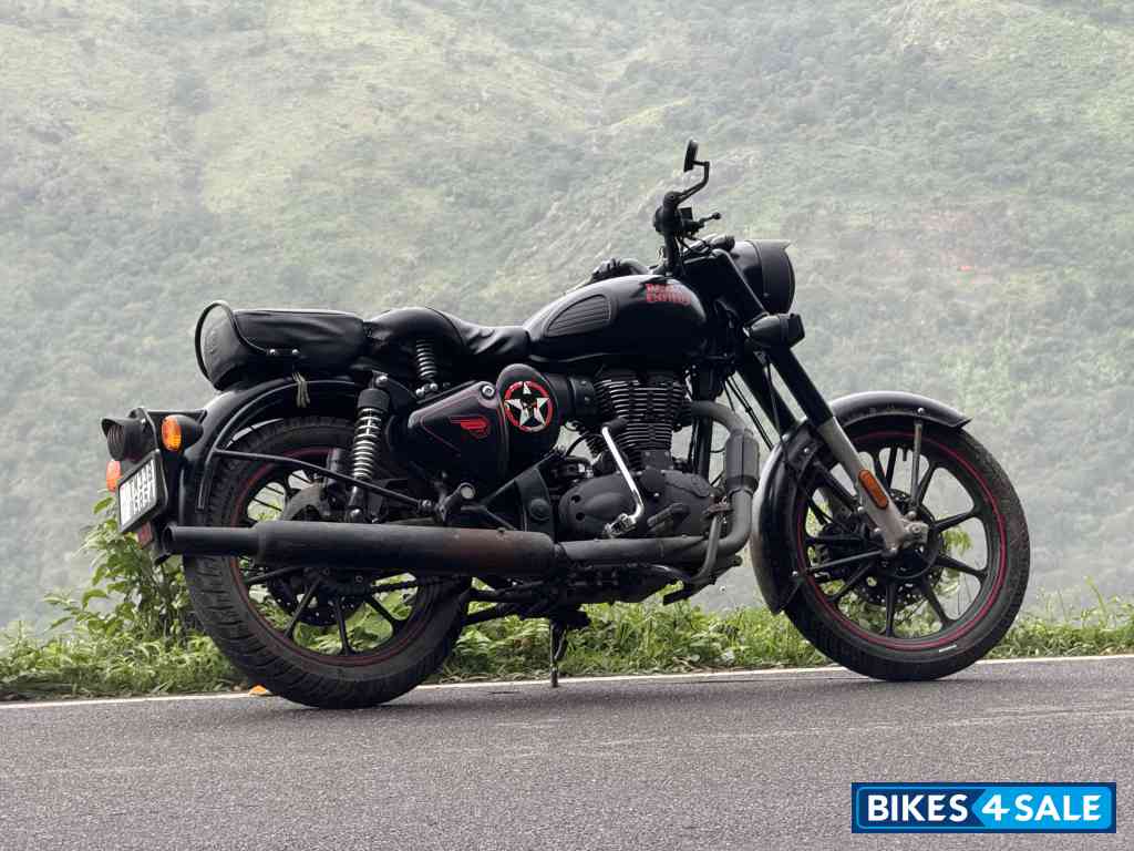 Stealth Black Royal Enfield Classic 350 BS VI