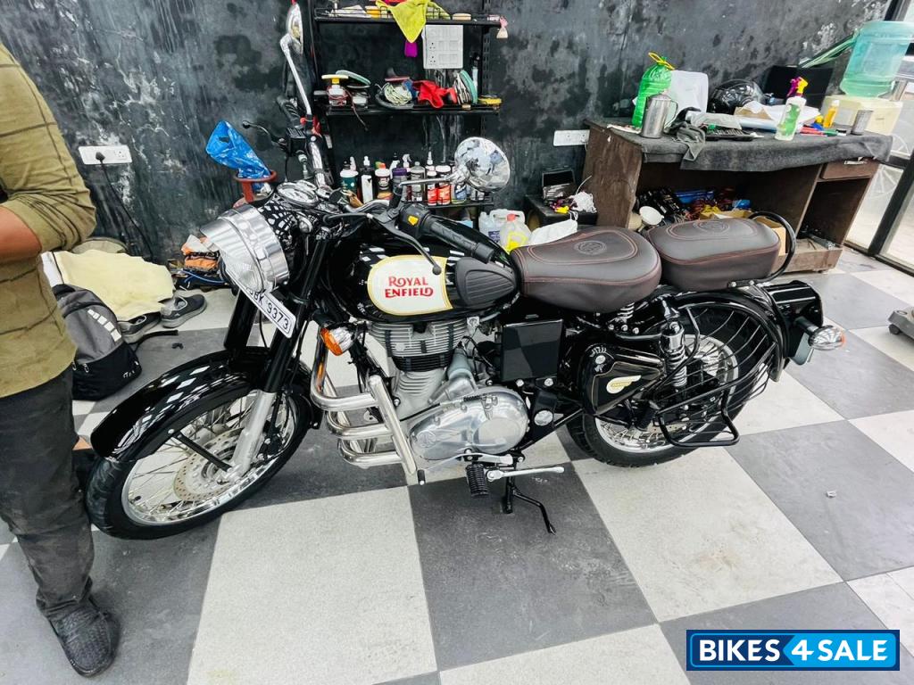 Black Royal Enfield Classic 350 BS VI