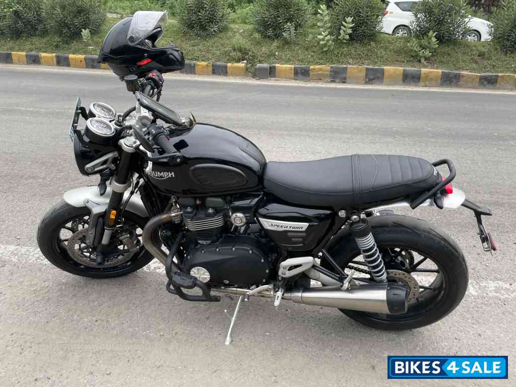 Black Triumph Speed Twin 1200