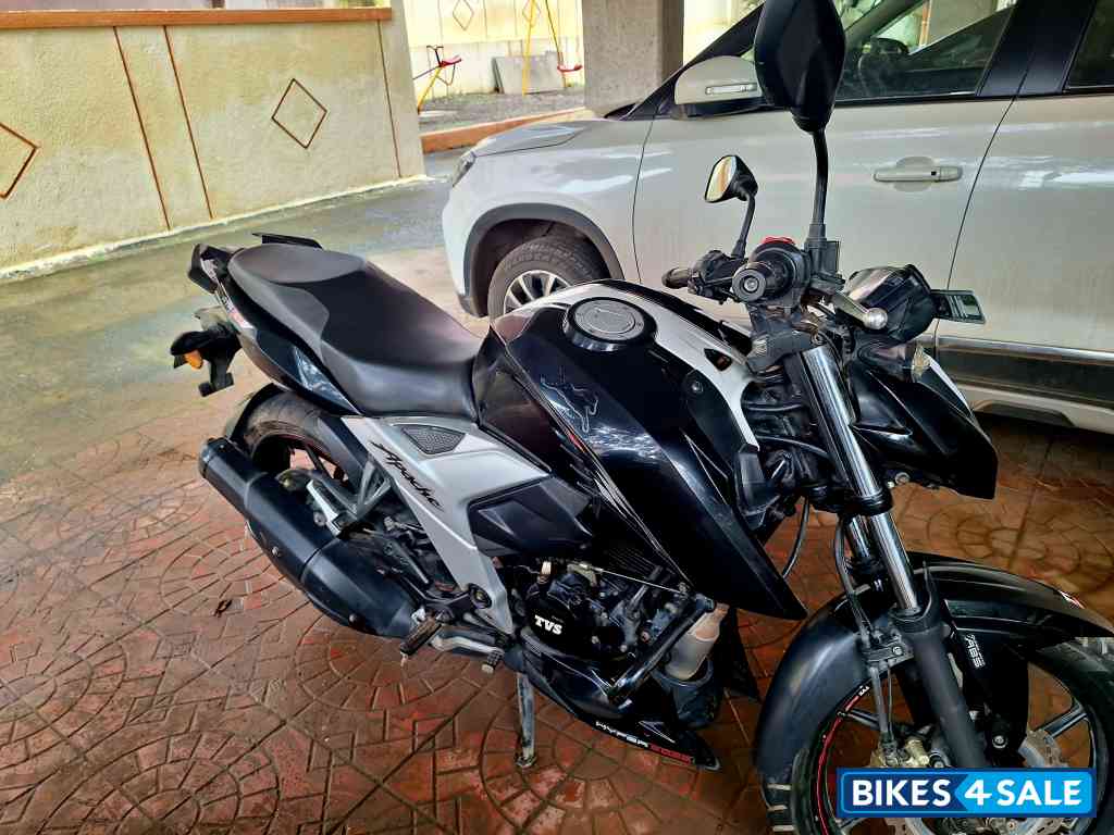 Black TVS Apache RTR 160 4V BS6
