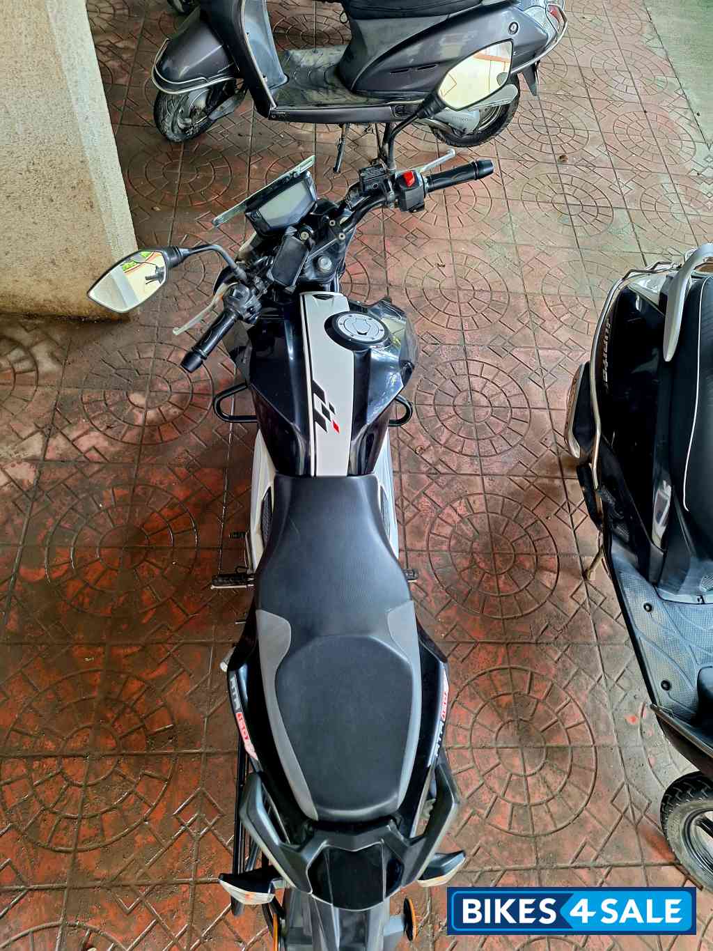 Black TVS Apache RTR 160 4V BS6