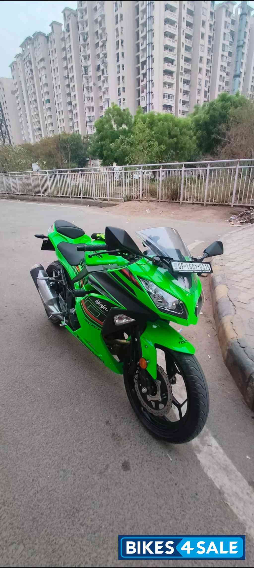 Kawasaki Ninja 300 BS6 2023