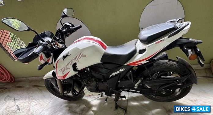 Pearl White TVS Apache RTR 200 4V Race Edition 2.0