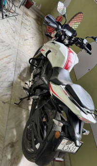 Pearl White TVS Apache RTR 200 4V Race Edition 2.0