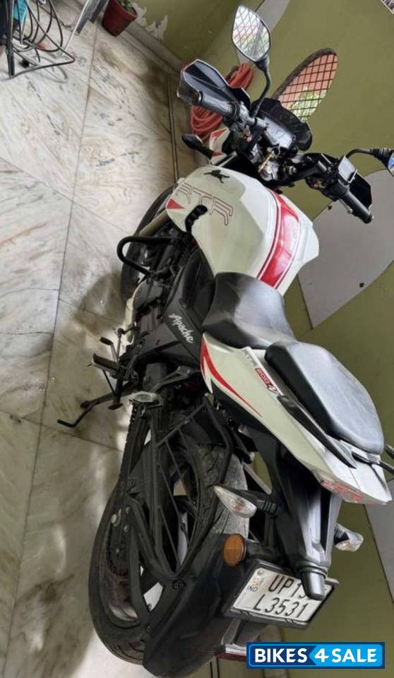 Pearl White TVS Apache RTR 200 4V Race Edition 2.0
