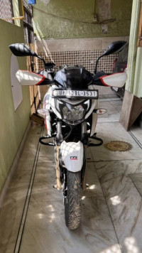 Pearl White TVS Apache RTR 200 4V Race Edition 2.0