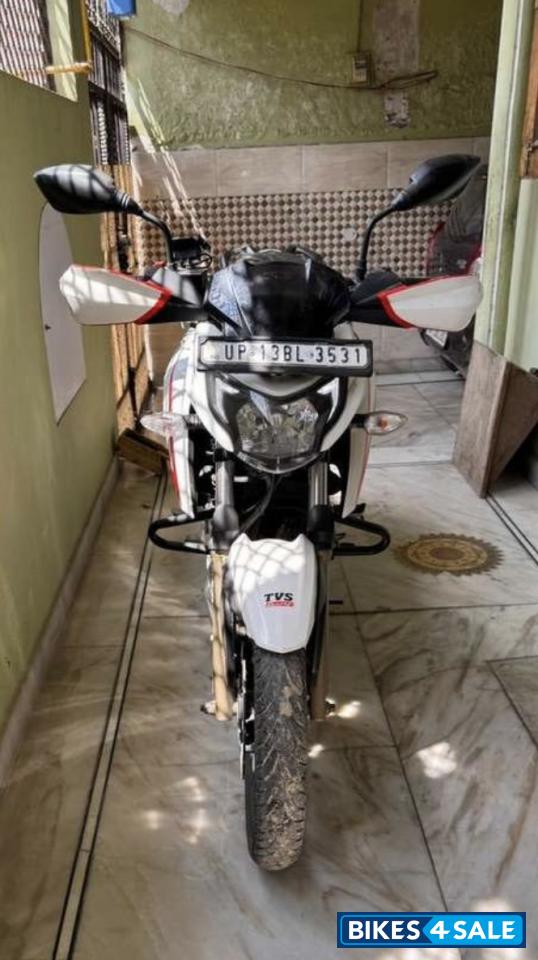 Pearl White TVS Apache RTR 200 4V Race Edition 2.0