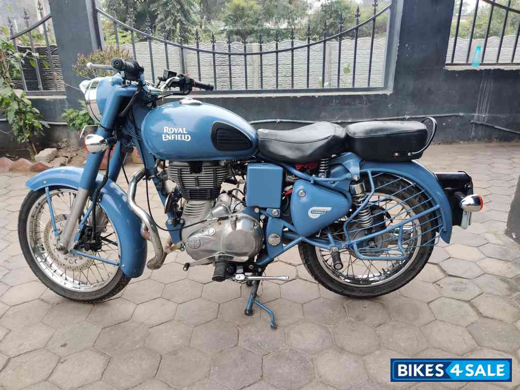 Royal Enfield Classic Squadron Blue