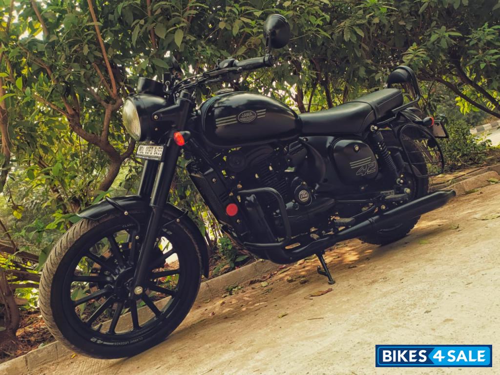 Jawa 42 Dual Channel ABS AllStar Black