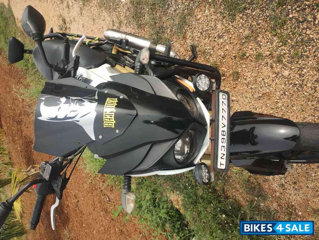 White Mahindra Mojo XT 300