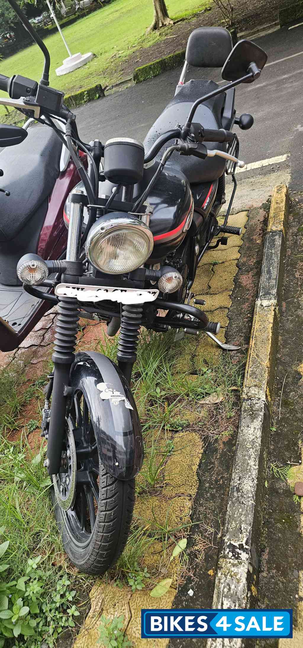 Black Bajaj Avenger 220 DTS-i