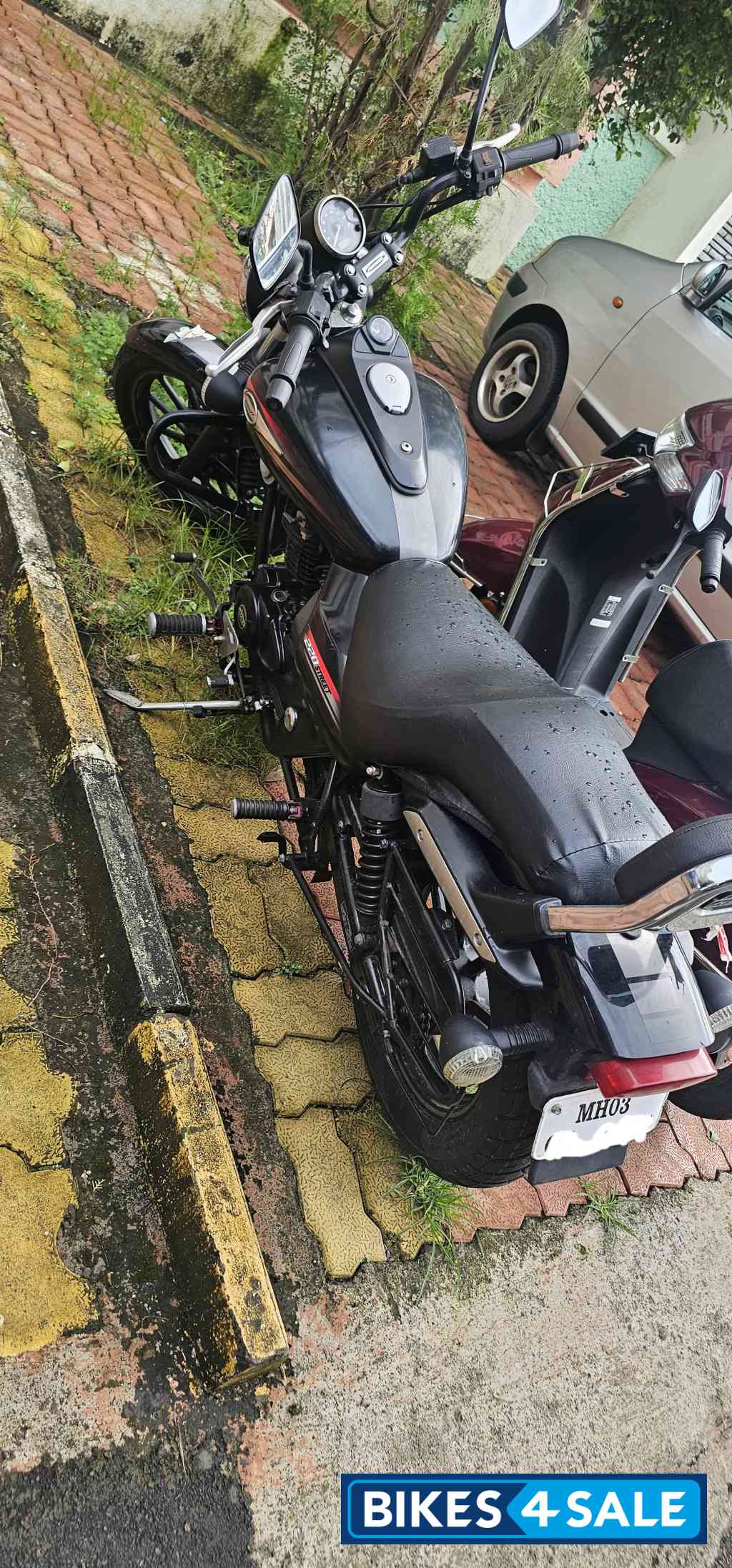 Black Bajaj Avenger 220 DTS-i