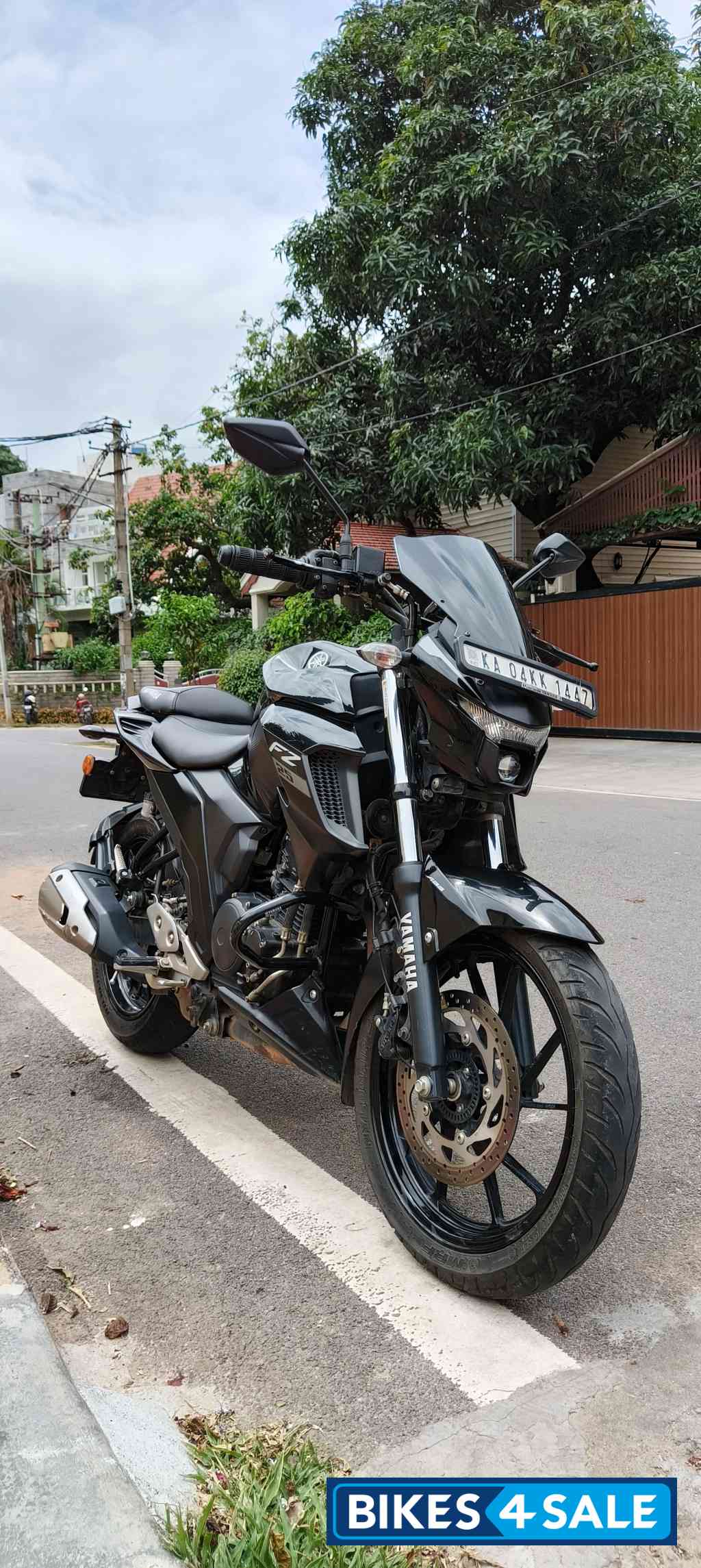 Black Yamaha FZ25