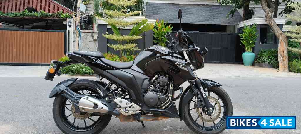Black Yamaha FZ25