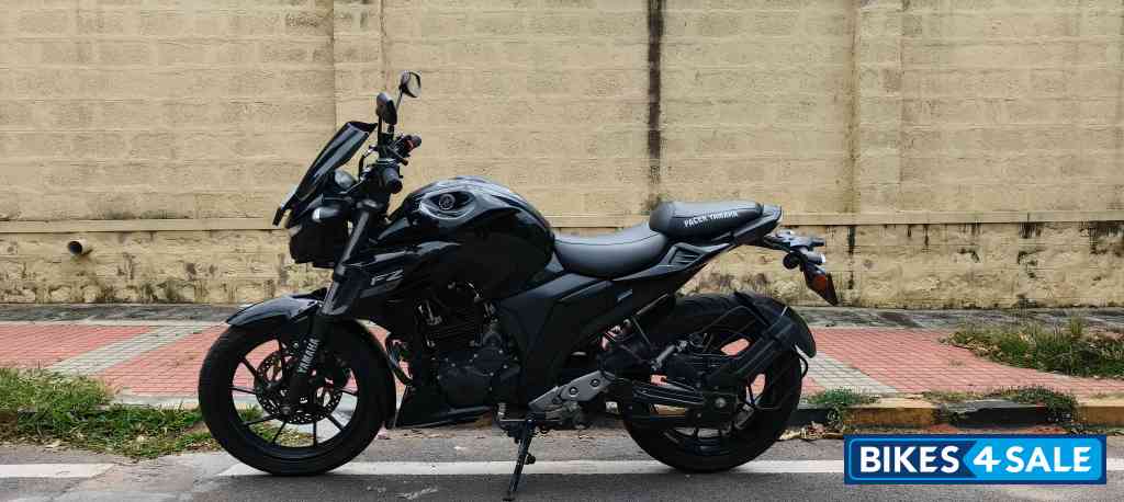 Black Yamaha FZ25