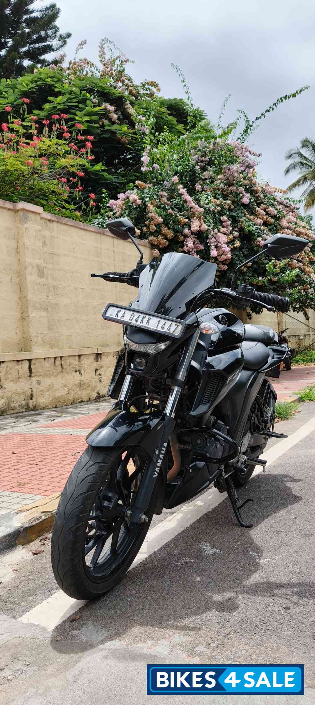 Black Yamaha FZ25