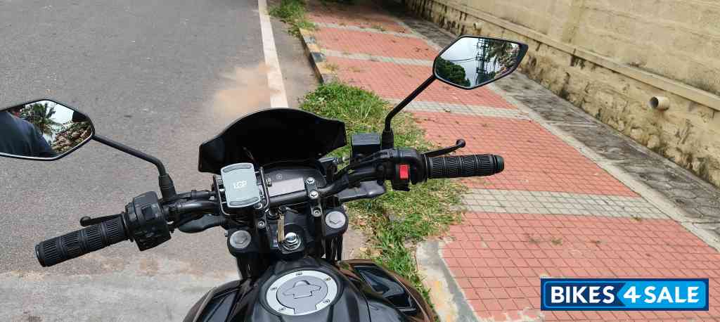 Black Yamaha FZ25