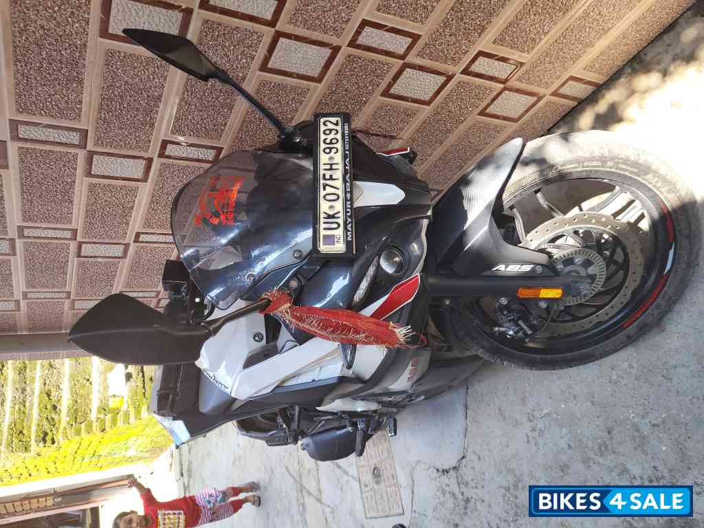 White Bajaj Pulsar RS 200 ABS