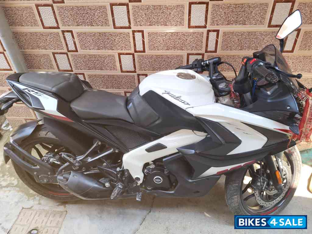 White Bajaj Pulsar RS 200 ABS