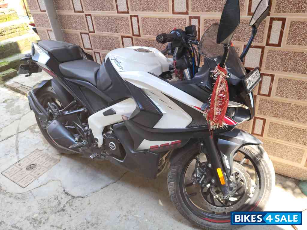 White Bajaj Pulsar RS 200 ABS