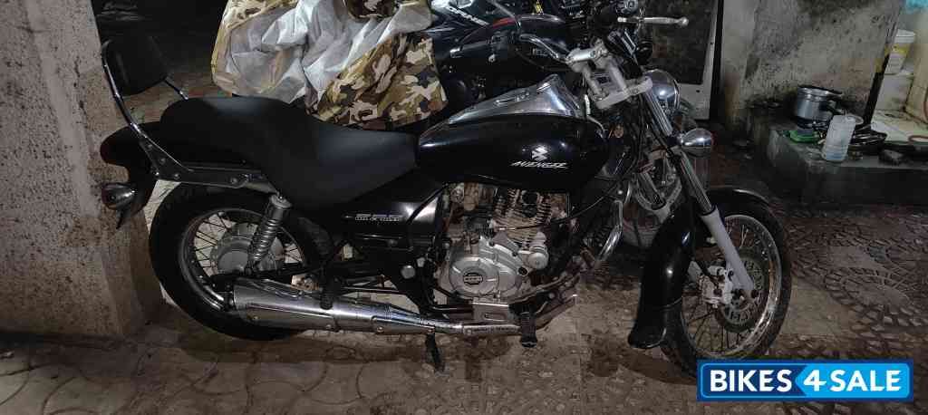 Black Bajaj Avenger 220 DTS-i